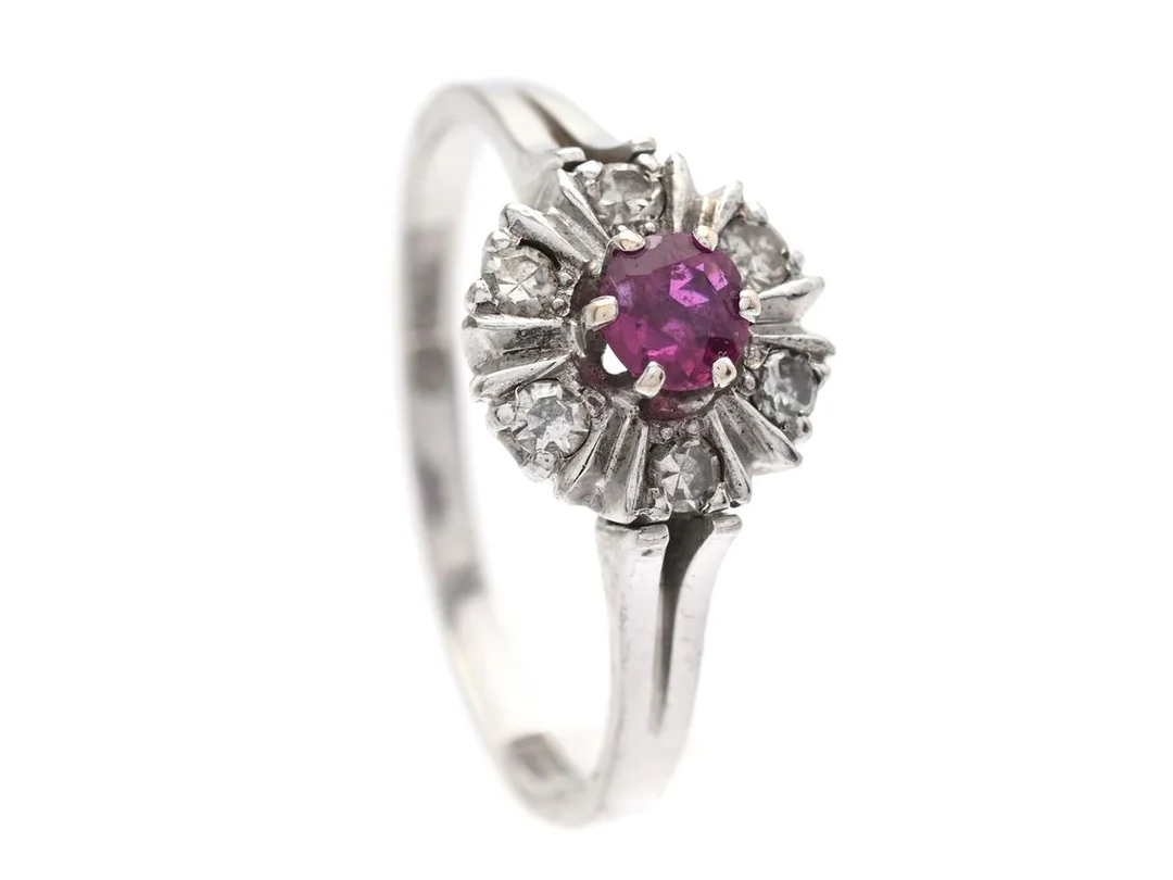 RING, 18K vitguld, rubin, 6 åttkantslipade diamanter ca 0,15 ctv, stl 16,75 mm, vikt 3,2 g. — Smycken/Ring — Kaplans
