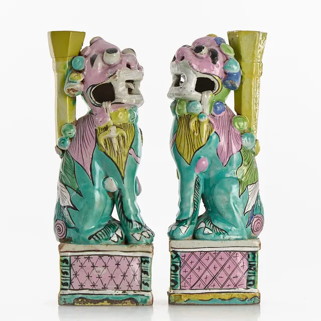 RÖKELSEHÅLLARE, så kallade Joss stick holders, 2 st snarlika, Kina, Jiaqing (1796-1820), porslin, i form av fo-hundar.