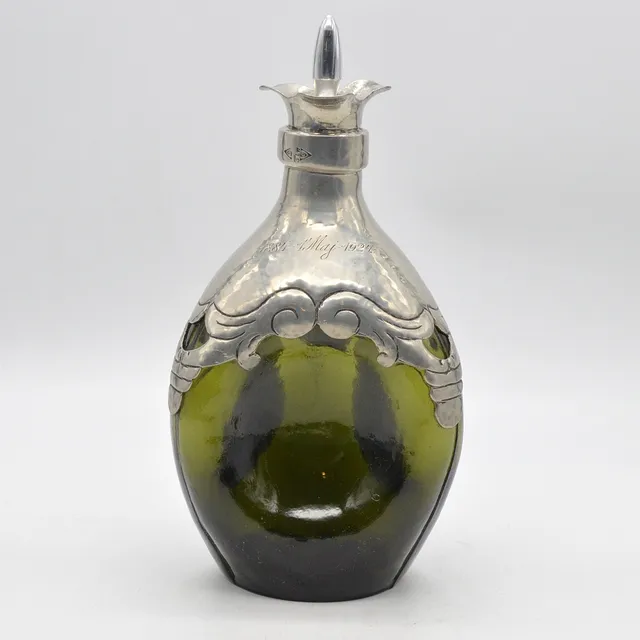 ART DECO KARAFFE MIT STÖPSEL, ZINN AUF GLAS, DESIGNER, HANDGEMACHT, DÄNEMARK, UM 1920ER JAHRE.