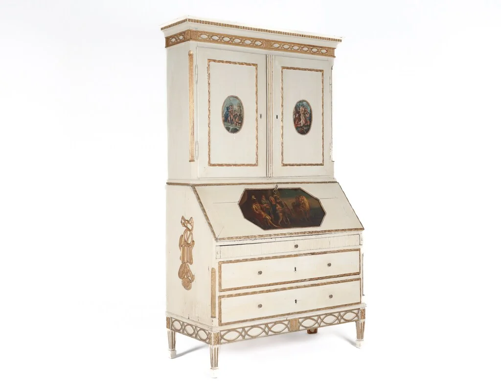 Two-piece white-painted Louis XVI chatol - 18th century — Furniture/Cabinets, chests of drawers — Lauritz