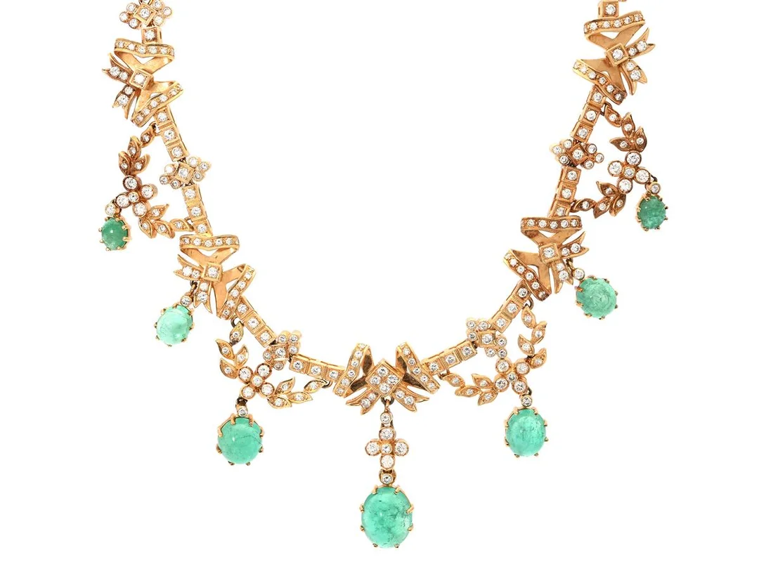 COLLIER, 18K guld, 7 cabochonslipade smaragder ca 25,89 ctv, briljantslipade diamanter ca 10,00 ctv, ca TW-W/VS-SI, längd ca 48 cm, vikt 118,3 g, smaragder med inneslutningar som når ytan. — Smycken/Collier — Kaplans