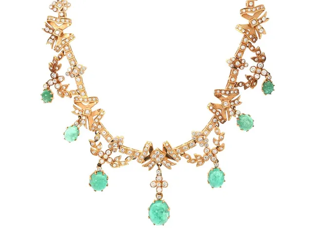 COLLIER, 18K guld, 7 cabochonslipade smaragder ca 25,89 ctv, briljantslipade diamanter ca 10,00 ctv, ca TW-W/VS-SI, längd ca 48 cm, vikt 118,3 g, smaragder med inneslutningar som når ytan.