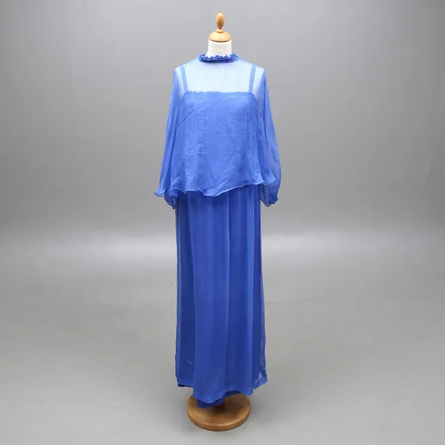 YVES SAINT LAURENT, 5 delar samt skärp, främst 1980-tal.