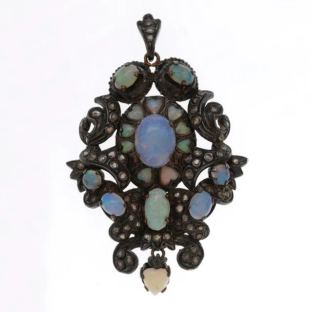 "Noucentista" pendant with opals and diamonds, circa 1915.