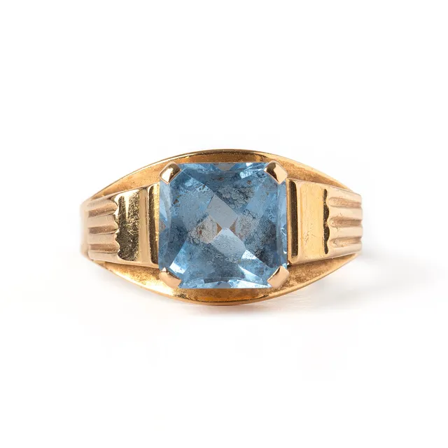 RING, 18K guld med fasettslipad syntetisk blå spinel, Ceson, Göteborg, 1961.