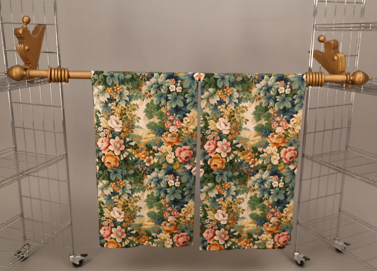 GARDINSTÅNG med fästen och knoppar + GARDINKAPPOR, ett par; 1900-tal. — Miscellaneous — Leiflers Auktionshus