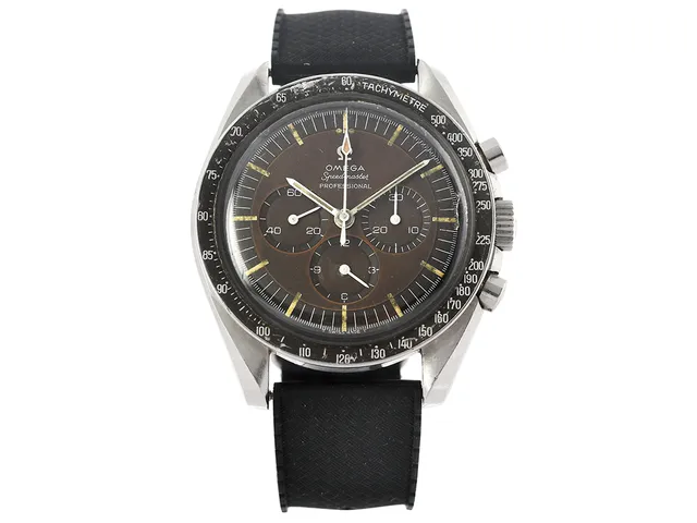 OMEGA, Speedmaster Professional (T Swiss Made T), "Tachymètre", s.k. "Tropical Dial", Cal 321, Serie nr. 24532488, Ref nr. ST 105.012, Boett nr. 105.012-65 (HF), kronograf, herrur, 42 mm, stål, manuell, plexiglas, defekt (fjäder av, akut servicebehov), läderband, "Extract from the Archives", tillverkad 19/1 1967, levererad till Sverige.