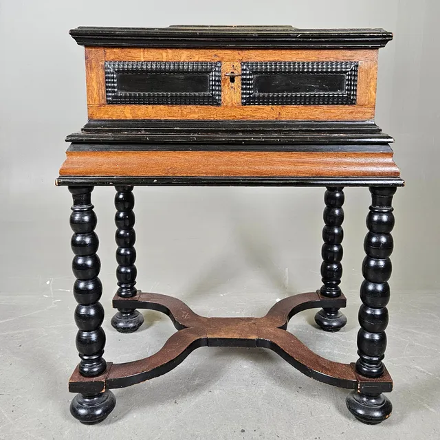 SKRIN PÅ BEN, barockstil, 1800-tal.