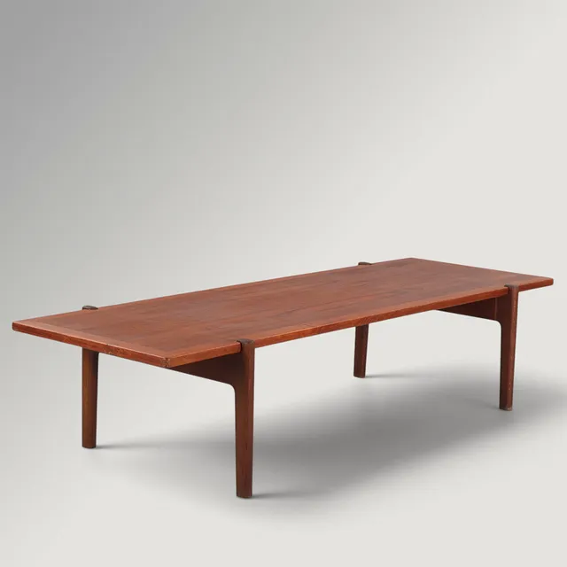HANS J WEGNER. Sofabord af teak med vendbar plade, ene side ilagt med sort formica, Johannes Hansen, Danmark, formgivet 1953.