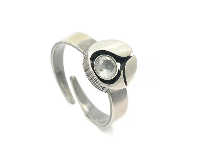 RING, silver, vit syntetisk spinell, ändringsbar storlek, vikt 4 g, Finland 1999.
