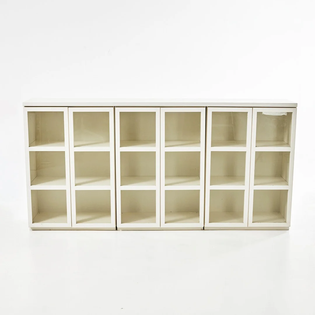 TITTI FABIANI. "Book", vitrin- / bokskåp, 3 delar, Ideal Form Team, Italien, vitlackerad alm, delvis massiv, med gemensam toppskiva. — Cupboards, Cabinets & Shelves — Stockholms Auktionsverk Magasin 5