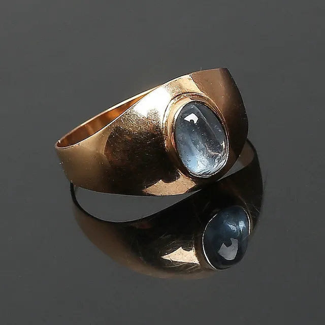 RING, 18K guld med en blå syntetisk spinel, Ceson, Göteborg, 1967.