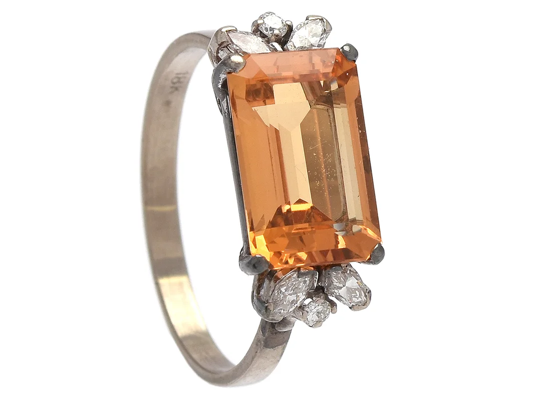 RING, 18K vitguld, smaragdslipad gul topas ca 4,0 ctv, 4 navette- och 2 briljantslipade diamanter ca 0,15 ctv, stl 18 mm, vikt 3,7 g. — Smycken/Ring — Kaplans
