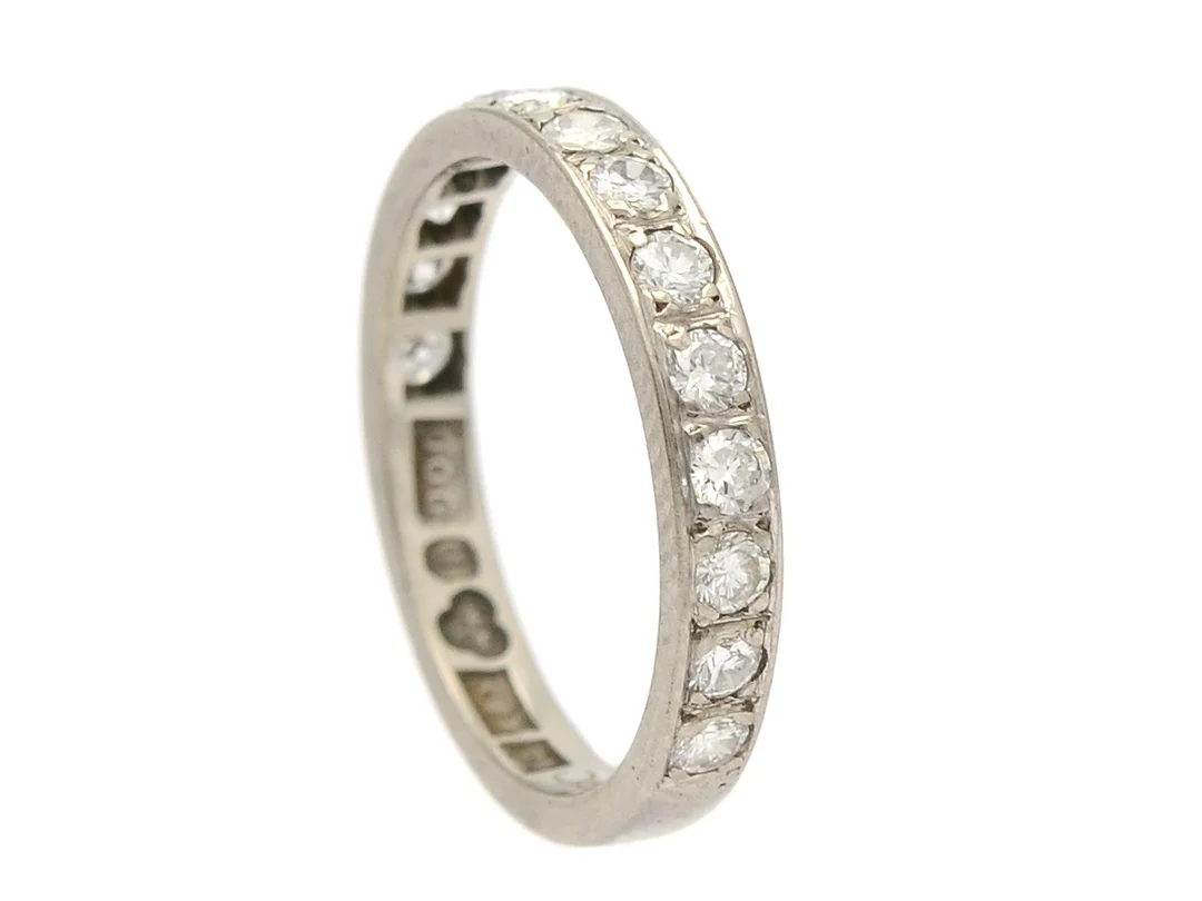 ALLIANSRING, 18K vitguld, 13 brilljantslipade diamanter 0,84 ctv enligt gravyr, ca TW/VS, Hellström & Åhrling Stockholm 1967, stl 16,5 mm, vikt 2,9 g, en diamant skadad. — Smycken/Alliansring — Kaplans
