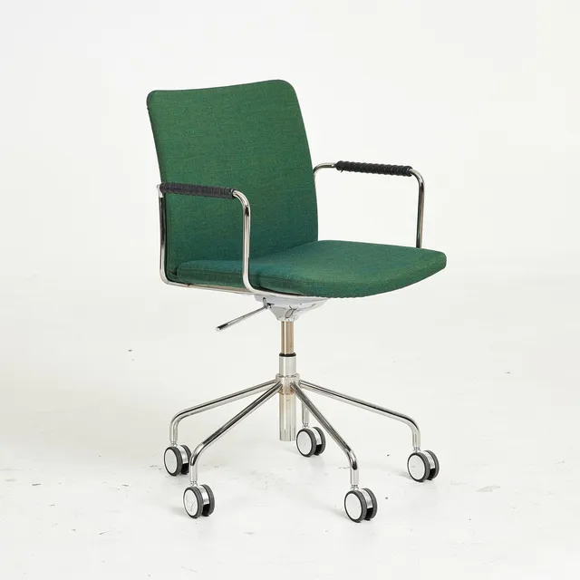 BROBERG & RIDDERSTRÅLE. Kontorsstol, "Stella" för Swedese, kromad stomme, läderklätt armstöd.