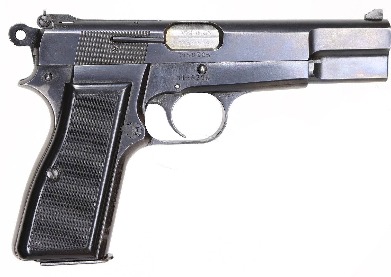 113. PISTOL, belgisk, Halvautomatisk, fabrikat FN, modell Hi-Power, kaliber 9X19, tillv.nr t158325, se-nr SE0122456. — Pistols — Walter Borg