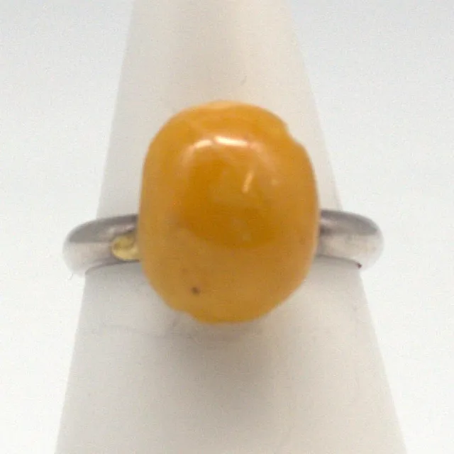 DESIGNER RING STERLING SILBER MIT BUTTERSCOTCH BERNSTEIN BESETZT, 20. JAHRHUNDERT.