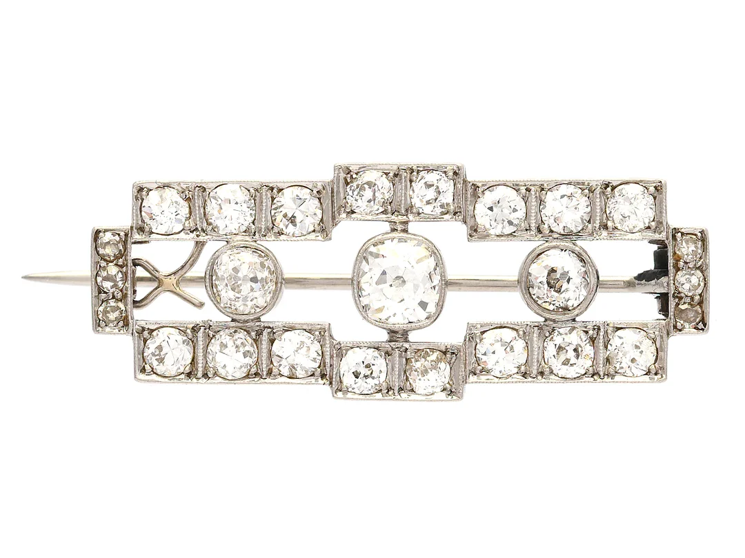 BROSCH, platina, 19 gammal - och 6 åttkantslipade diamanter ca 2,20 ctv, ca TW-Cr/VS-P, Stockholm 1934, längd 36 mm, vikt 5,9 g, två diamanter med skador. — Smycken/Brosch — Kaplans