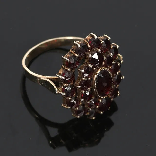 RING, förgyllt silver och granater, 1900-tal.