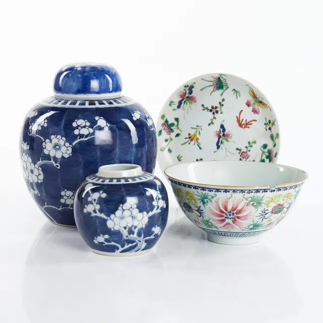 PARTI PORSLIN, 4 delar, Kina, 18/1900-tal, dekor av prunus i blåvit underglasyr och famille rose.