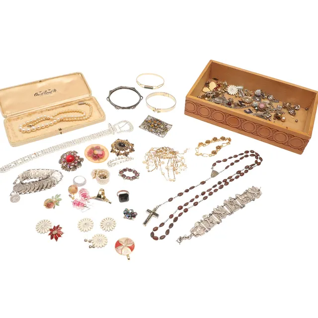 ASSORTED COSTUME JEWELLERY.