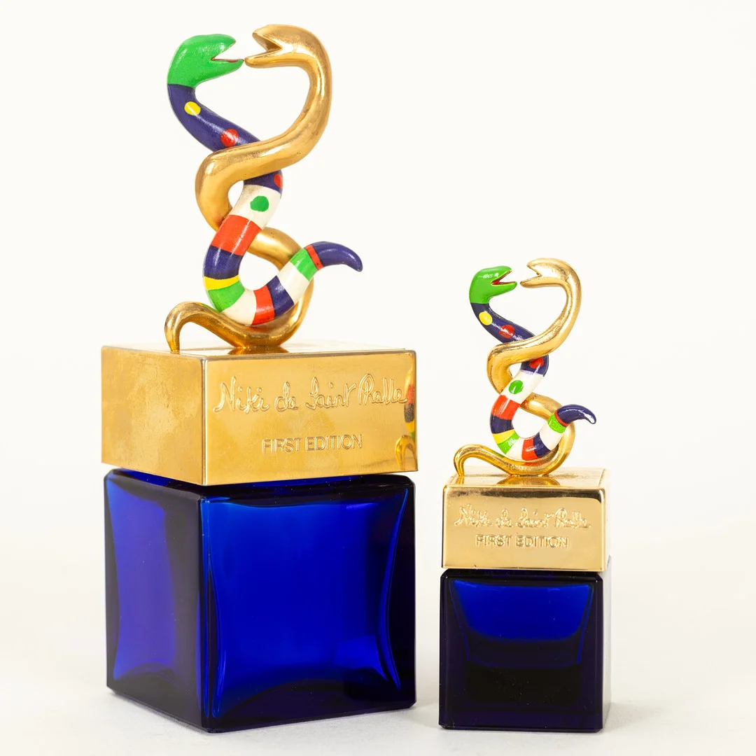 NIKI DE SAINT PHALLE (1930-2002). Flacon aux Deux Serpents, First Edition (2). — Vintage & Designer Fashion — Stockholms Auktionsverk Hamburg