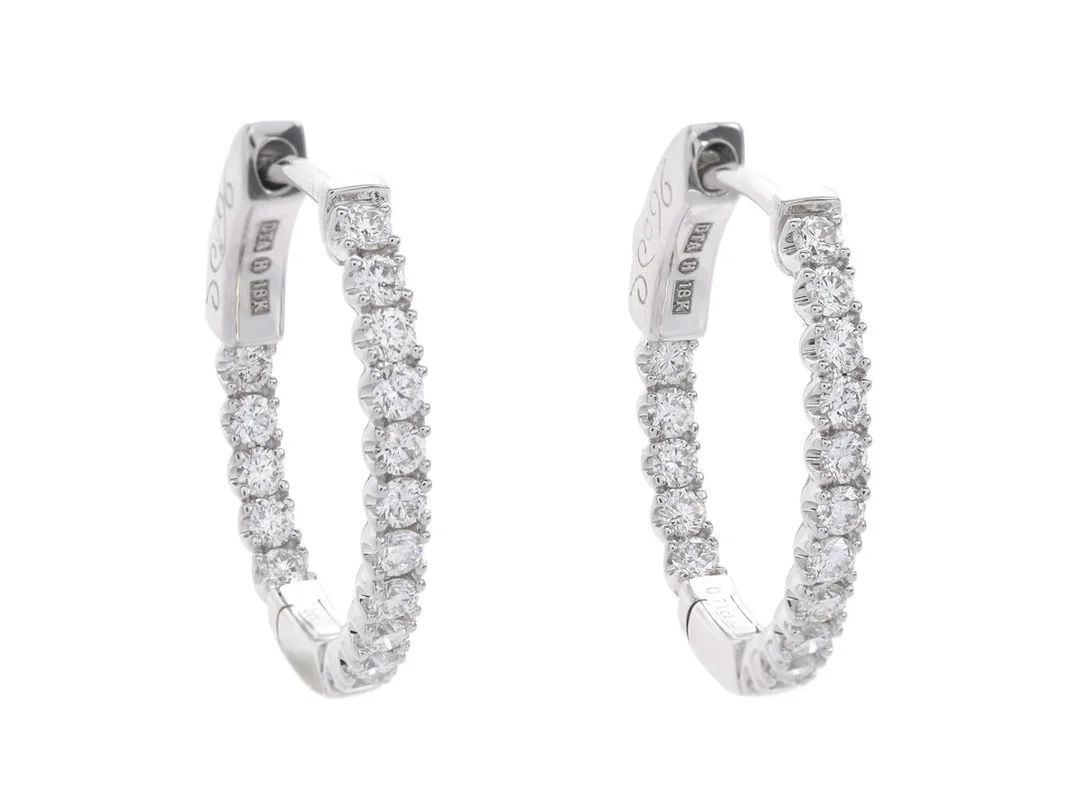 ÖRRINGAR, 18K vitguld, 32 briljantslipade diamanter ca 0,71 ctv, ca TW-W/VS, ovala höjd 19,0 mm, vikt 4,0 g. — Smycken/Örringar — Kaplans