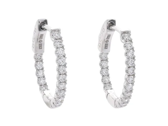 ÖRRINGAR, 18K vitguld, 32 briljantslipade diamanter ca 0,71 ctv, ca TW-W/VS, ovala höjd 19,0 mm, vikt 4,0 g.
