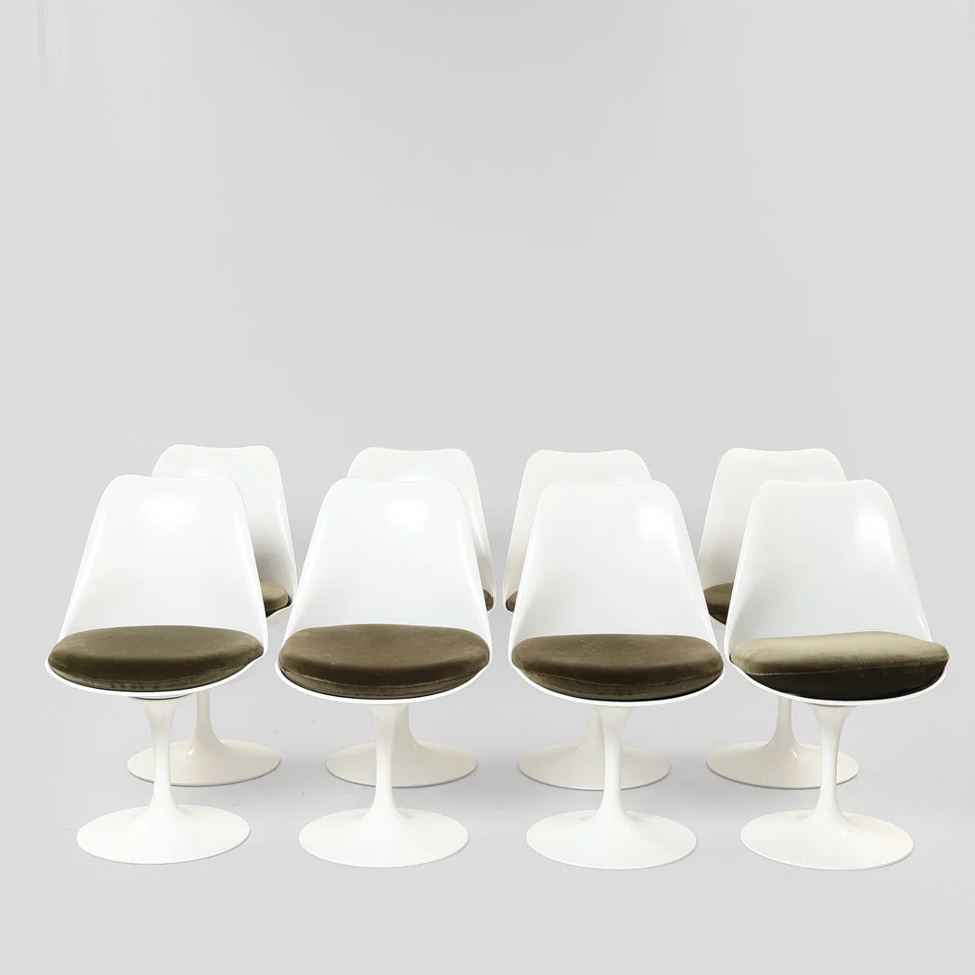 EERO SAARINEN (1910-1961). Sæt på otte stole med sæde af glasfiber og fod af lakeret aluminium, "Saarinen Tulip Chair", Knoll International, USA, formgivet 1950'erne, (8). — Armchairs & Chairs — Palsgaard Kunstauktioner