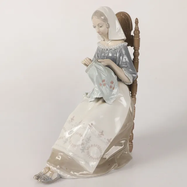 FIGURIN, broderande kvinna, porslin, Lladro, Spanien.