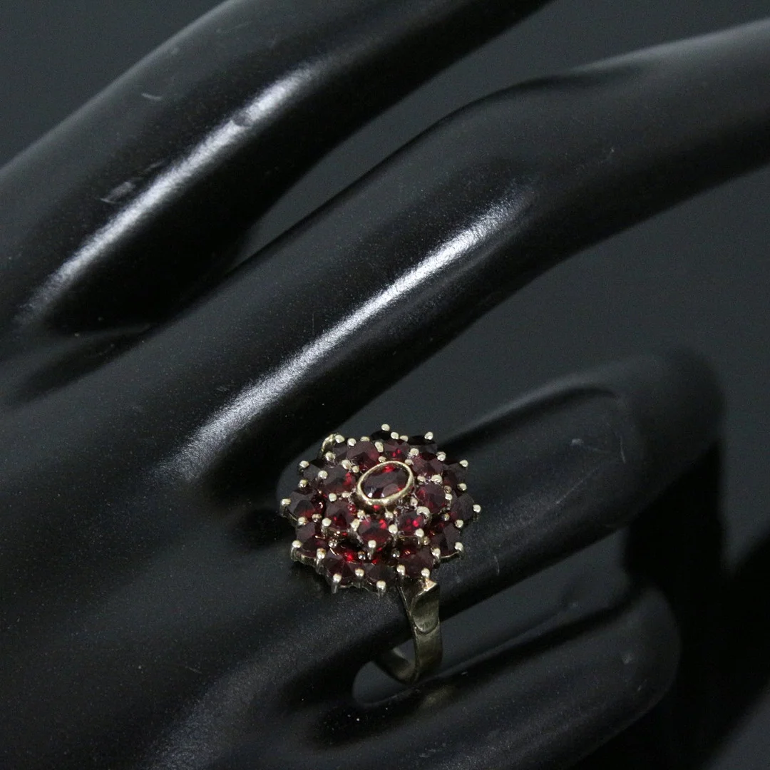 Ring mit Granaten, 585er Gelbgold. — Rings — Stockholms Auktionsverk Düsseldorf/Neuss