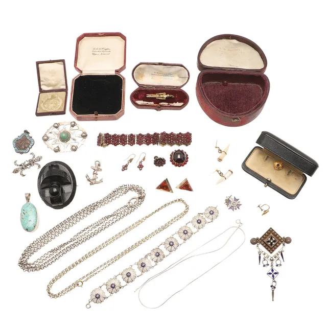 A BOHEMIAN GARNET BRACELET, A PASTE BROOCH, A JET BROOCH, SILVER ITEMS ETC.
