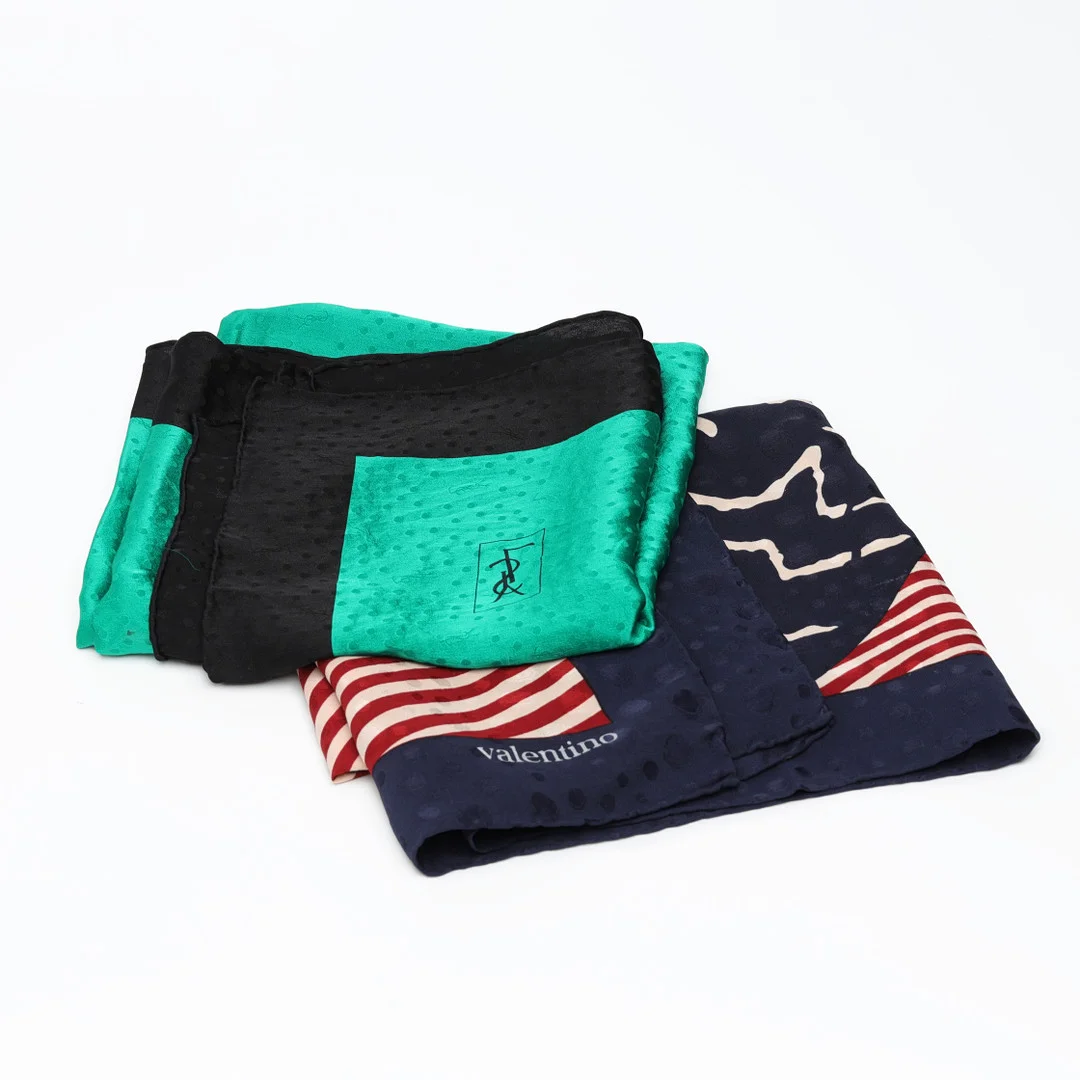SCARVES, 2 st, Siden, Yves saint laurent samt valentino. — Vintage & Designer Fashion — Auktionshuset Kolonn