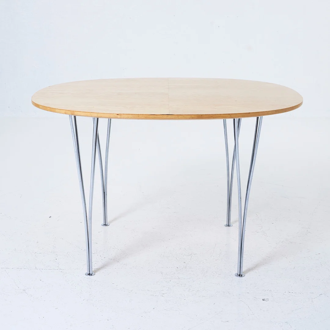 PIET HEIN & BRUNO MATHSSON. "Supercirkel", matbord, Mathsson International Värnamo, fanérat i masurbjörk, kromade spännben, etikettmärkningar. — Tables — Stockholms Auktionsverk Magasin 5