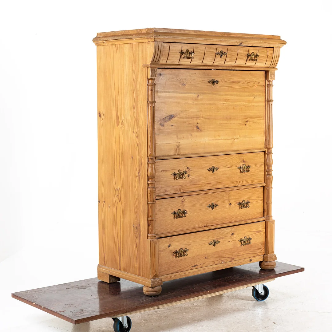 CHIFFONJÉ, furu, nyrenässans, sekelskiftet 1900. — Chests of drawers — Handelslagret Auktionsservice