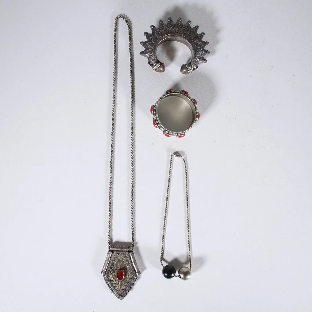 Schmuckset mit Glassteinen, 4-teilig. — Jewellery — Stockholms Auktionsverk Düsseldorf/Neuss