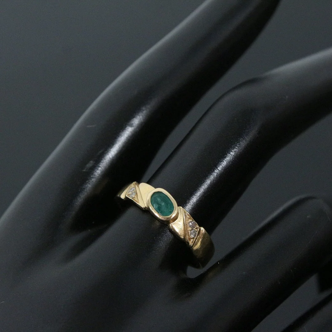 Ring mit facettiertem Smaragd und Diamanten, 750er Gelbgold. — Rings — Stockholms Auktionsverk Düsseldorf/Neuss