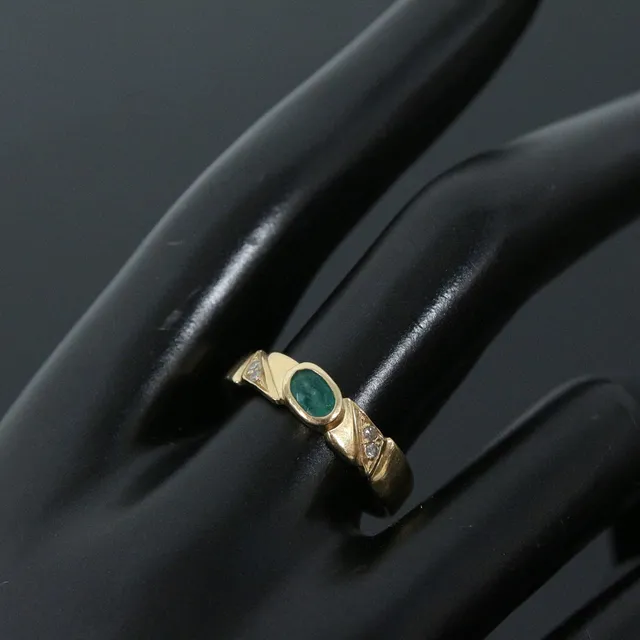 Ring mit facettiertem Smaragd und Diamanten, 750er Gelbgold.