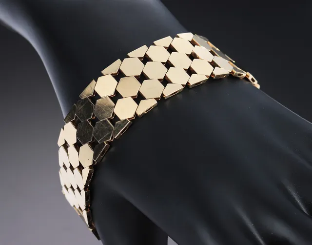 Gold work. Bicelle pattern bracelet of 14 kt. gold, approx. 1960-70s