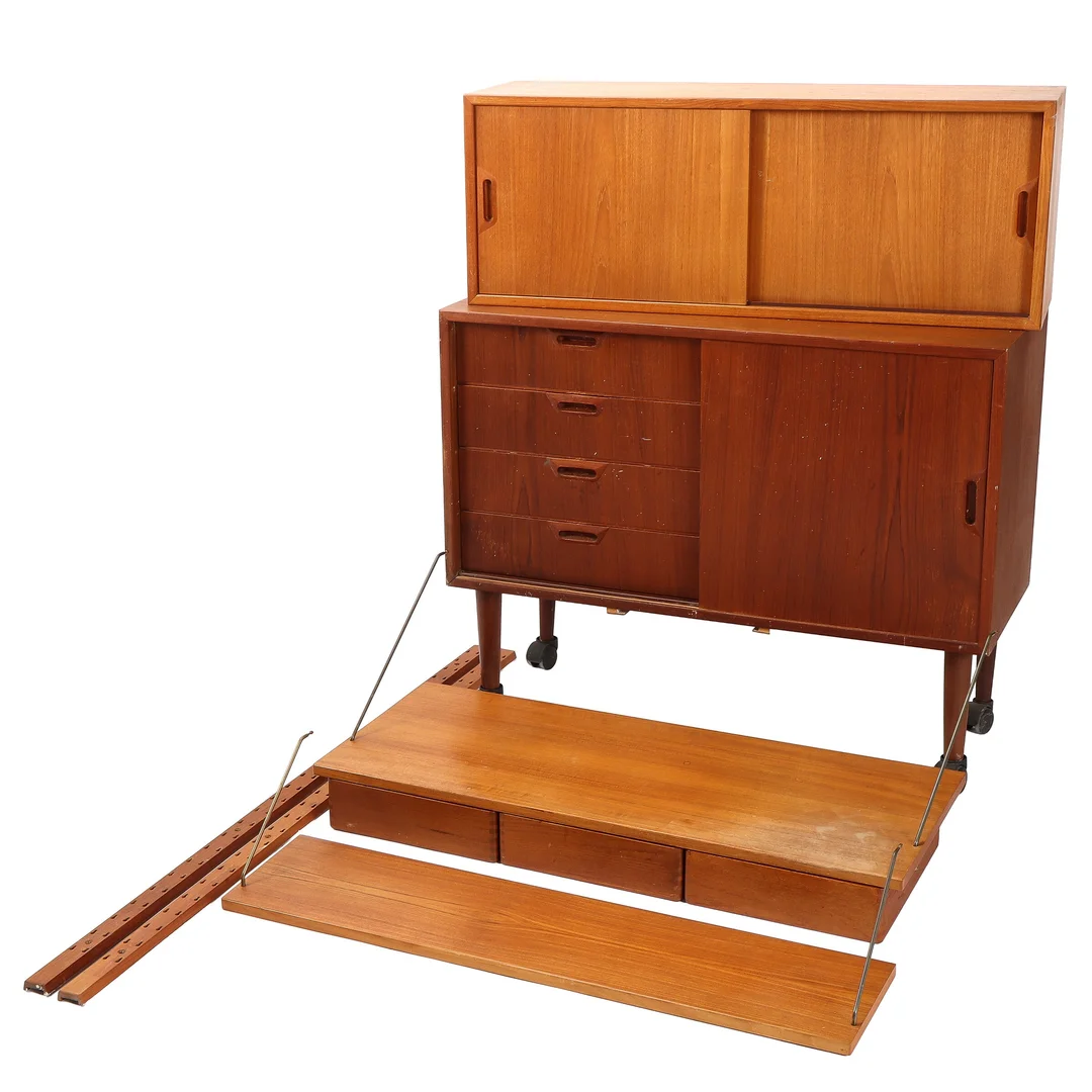 Sven Ellekær. Wall-mounted shelving system made of teak wood, model 'Excellent' — Furniture/Cabinets, chests of drawers — Lauritz
