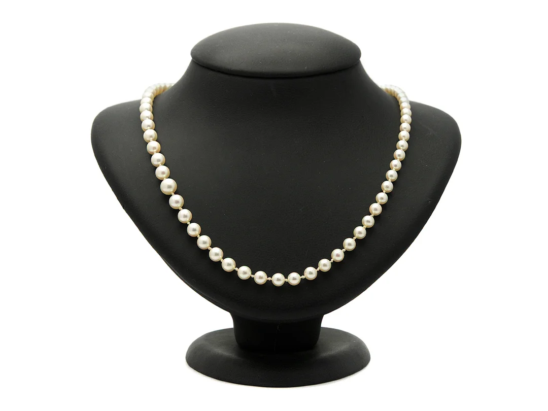PÄRLCOLLIER, odlade pärlor ca 5,5-7,5 mm, lås i vitguld odlad pärla och 6 blå safirer, längd 58 cm. — Smycken/Pärlcollier — Kaplans