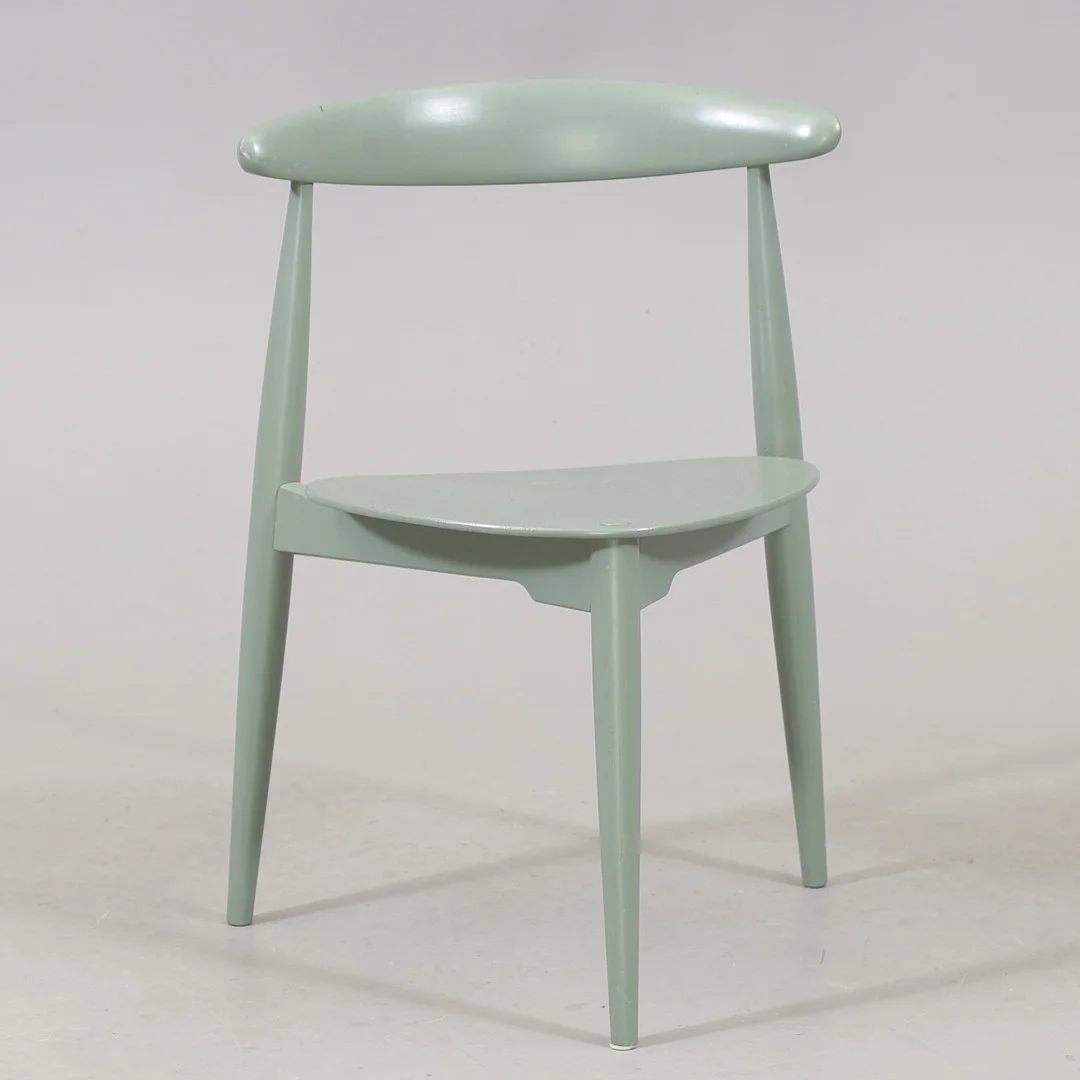 HANS J WEGNER. "Hjertestolen", Stol, bemålad bok, Fritz Hansen, 1900-talets andra hälft. — Armchairs & Chairs — Växjö Auktionskammare