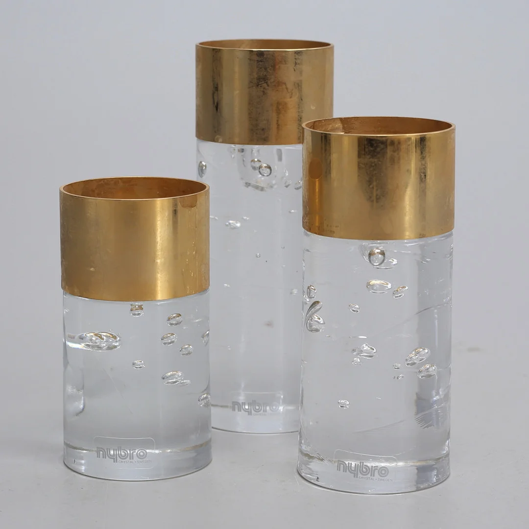 RUNE STRAND. Ljuslyktor, 3 stycken, glas/mässing, Nybro glasbruk, 1900-talets andra hälft. — Candlesticks — Auktionshuset Thelin & Johansson