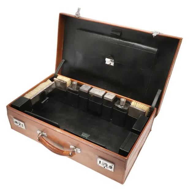 AN EARLY 20TH CENTURY GENTLEMANS LEATHER TRAVEL CASE.