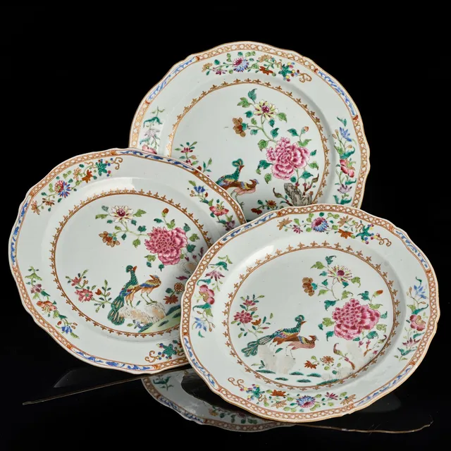 TALLRIKAR (3), Kina, porslin, Qianlong (1736-1795), famille rose, "Double peacock".