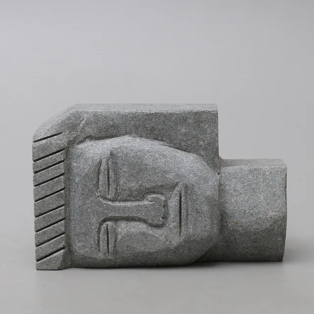 BENGT MALMQUIST. Skulptur i form av vilande kvinnohuvud, granit.