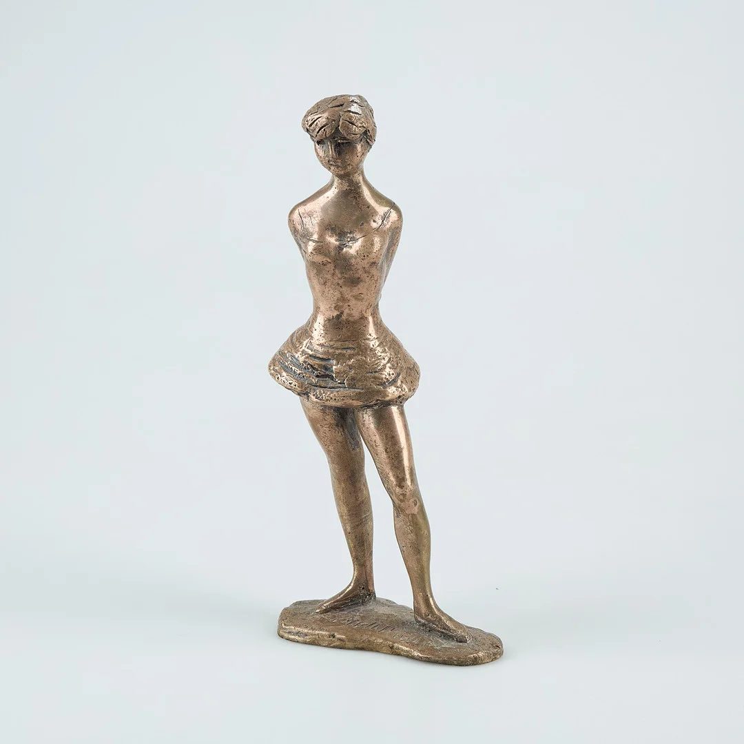 MATTI HAUPT. Skulptur. Stående flicka, signerad Matti Haupt. Silver 830, Börje E. Lindström, Helsingfors 1981. — Sculptures & Bronzes — Stockholms Auktionsverk Helsinki