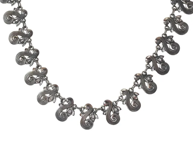 COLLIER, silver, fantasilänk, dekor, längd 38 cm-42 cm, vikt ca 35,6 g.