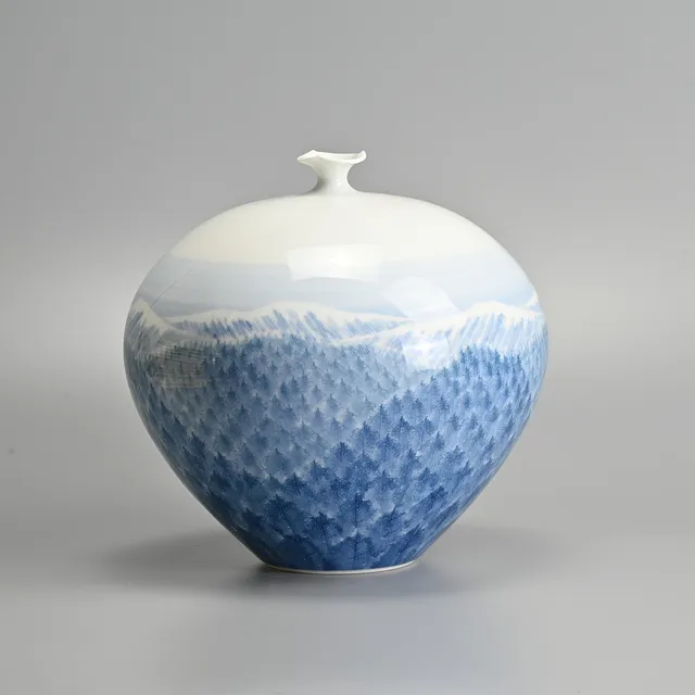 SHUMEI FUJII (1936-2017), JAPANESE ARITA PORCELAIN VASE, LATE 20TH CENTURY.