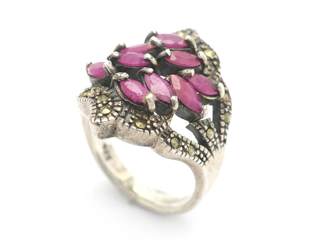 RING, sterlingsilver, 9 rubiner, markasiter, stl 18 mm, vikt 11,7 g. — Smycken/Ring — Kaplans